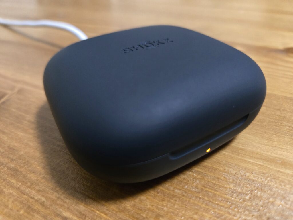 Shokz OpenFit Airを充電している様子・電池残量ランプ
