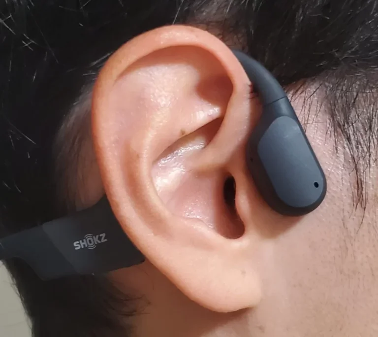 Shokz OpenRunの装着イメージ